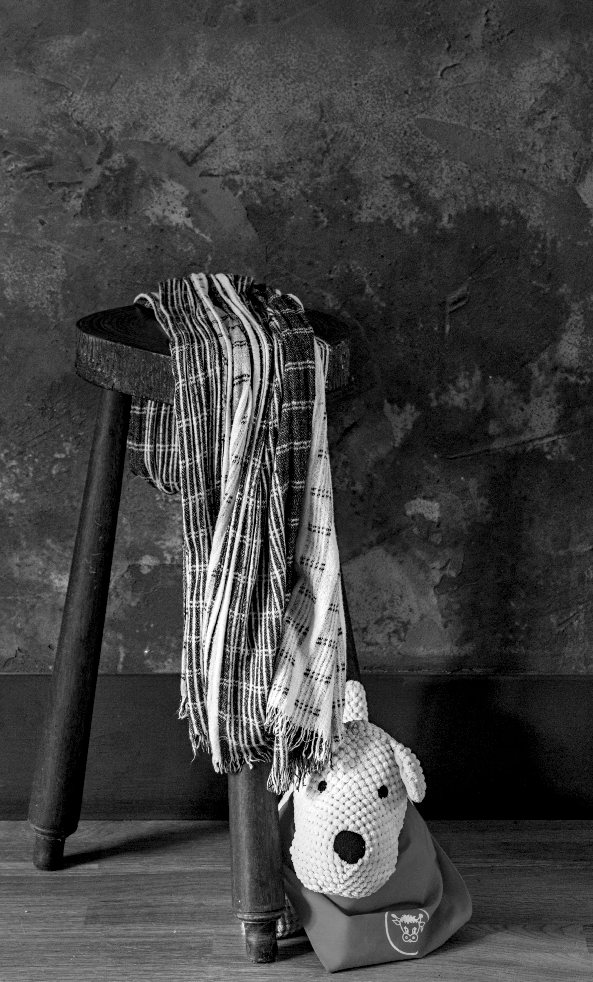 Peluche sous un Tabouret